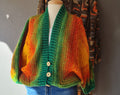 Handgestrickte Damen Strickjacke aus Merinowolle – Kurzer Cardigan mit Farbverlauf in Grün-Orange-Gelb und Holzknöpfen